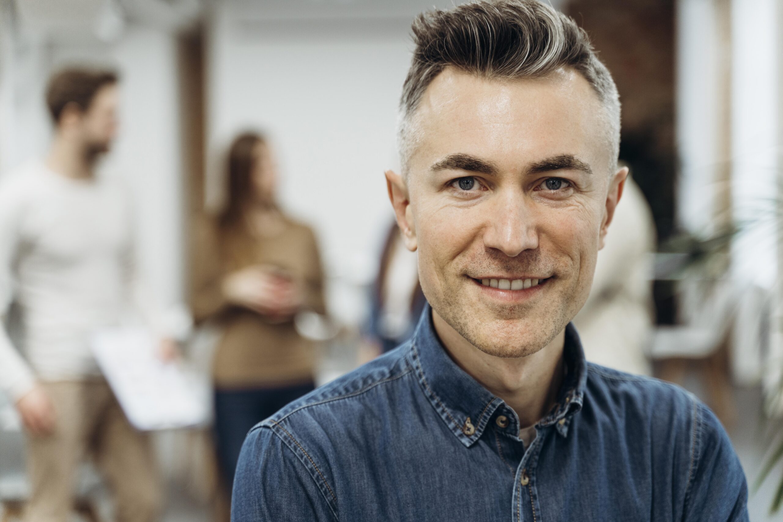 Hombre de negocios sonriente