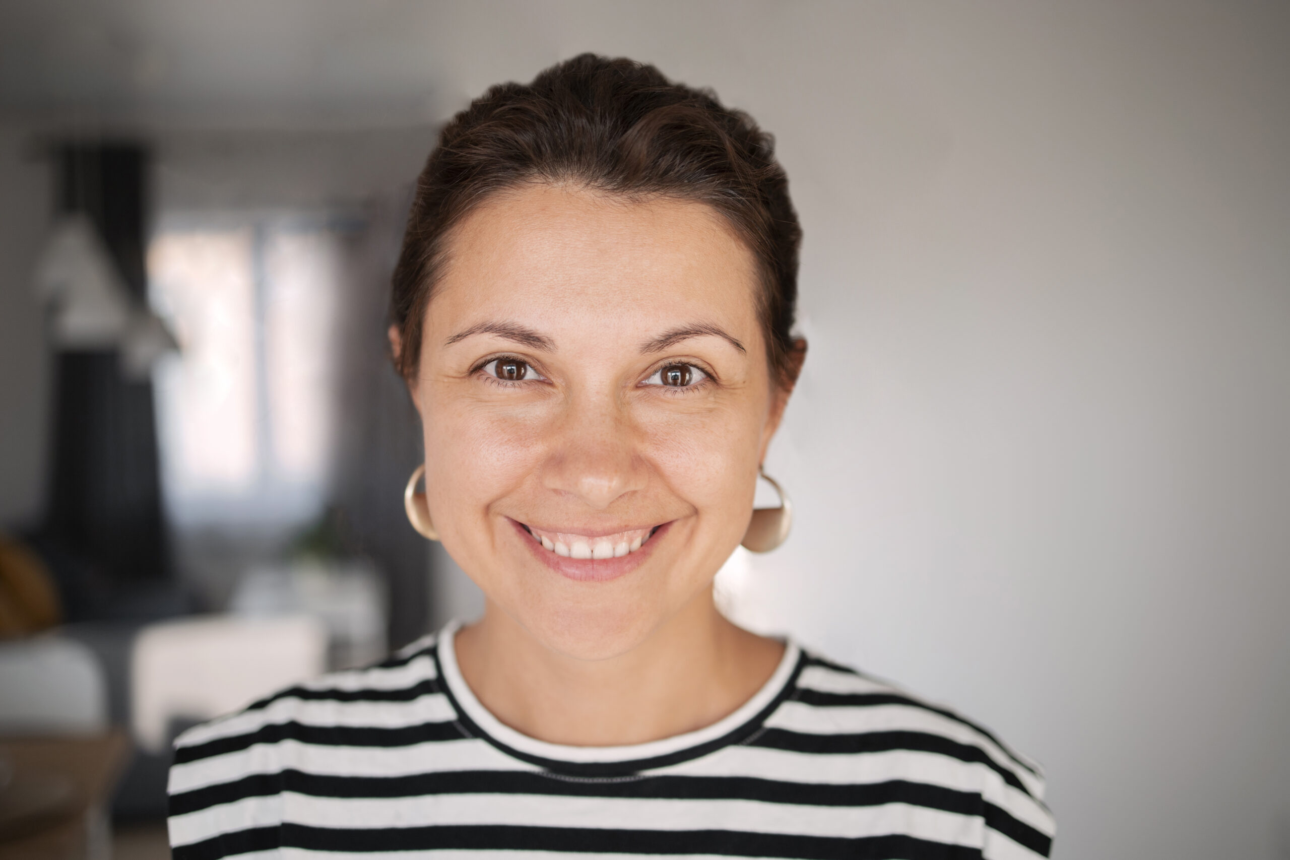 Chica adquiriendo seguro de hogar